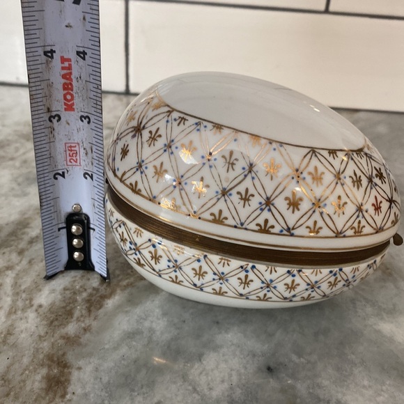 VTG Hinged Egg Trinket Box White Porcelain Gold Blue Quilted Patten Painted - Picture 9 of 9